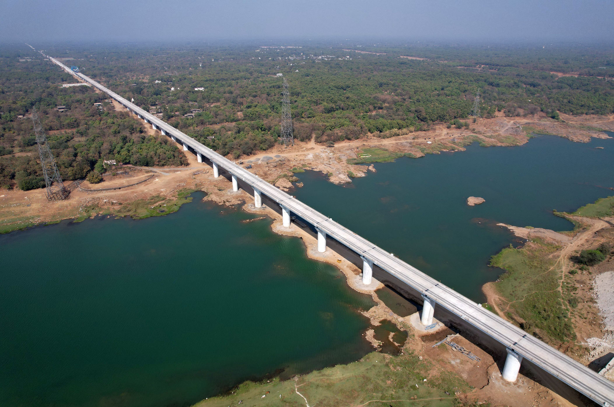 वलसाड ज़िले में पार नदी पर वायाडक्ट का निर्माण मार्च 2023 में पूरा हुआ।
